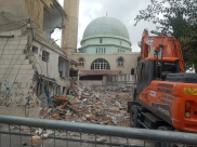 فيديو: هدم مبنى قديم بمحاذاة مسجد النزهة بيافا بهدف بناء فندق 